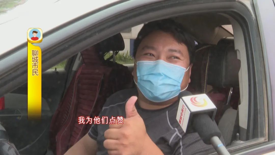 教科书式的礼让,市民纷纷点赞