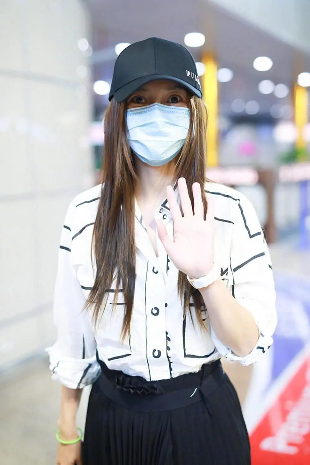 杨颖不愧是模特出身,和欧阳娜娜同穿涂鸦衬衫,差11岁美得惊艳