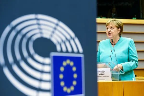 ▲7月8日,德国总理默克尔在比利时布鲁塞尔举行的欧洲议会全会上致辞。(新华社)