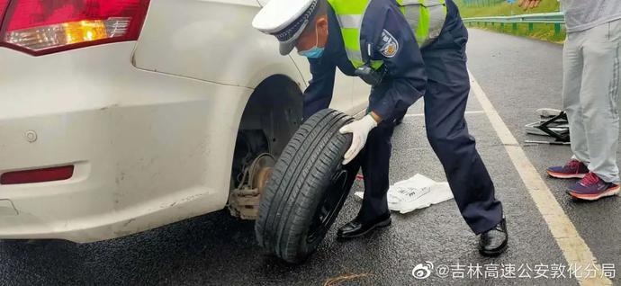 交警的最美瞬间 | 天气炎热车辆爆胎 民警及时相助送“清凉”