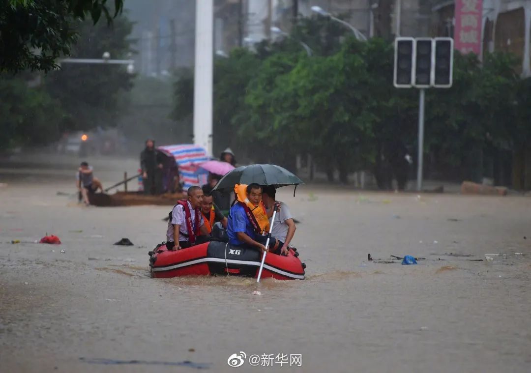 洪水中,柳州融水女医护人员爬窗转移待产孕妇