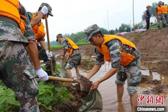 雨夜集结,千里机动:陆军第71集团军某合成旅紧急驰援地方抗洪抢险