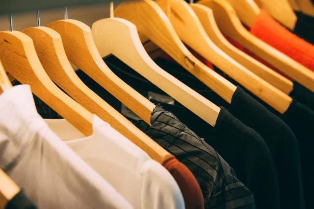 夏天到底穿什么颜色的衣服更凉快?深色衣服最吸热?真相是...