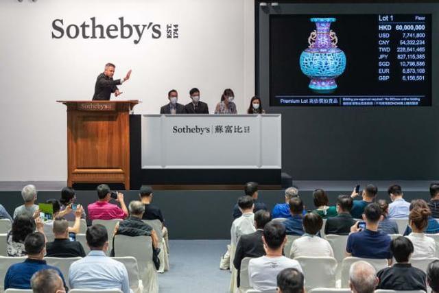 乾隆时期花瓶在欧洲与猫狗共处一室50年,苏富比6300万天价拍出