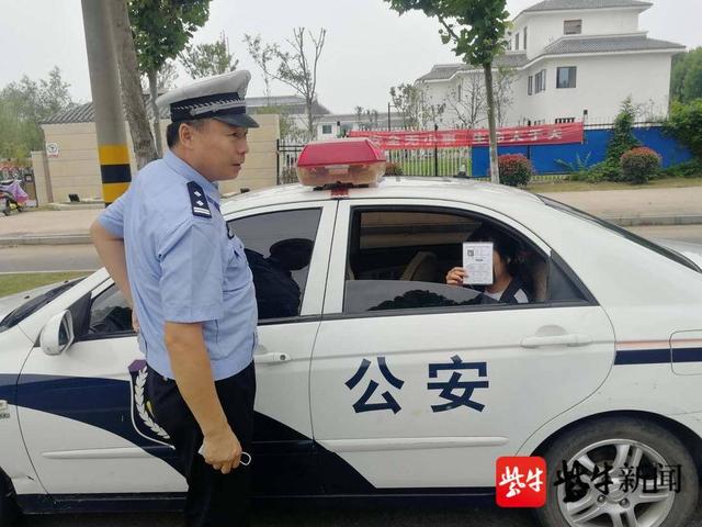 复习迎考将准考证落教室,交警驾车火速帮助取回