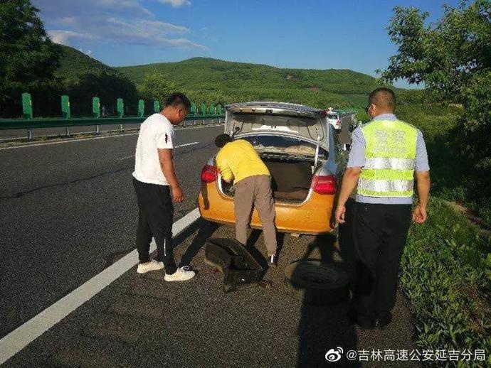 交警的最美瞬间 | 天气炎热车辆爆胎 民警及时相助送“清凉”