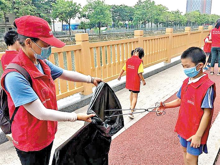 溪头亲子义工开启暑假护河模式
