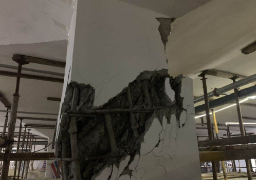 南昌一地下车库40多根承重柱开裂