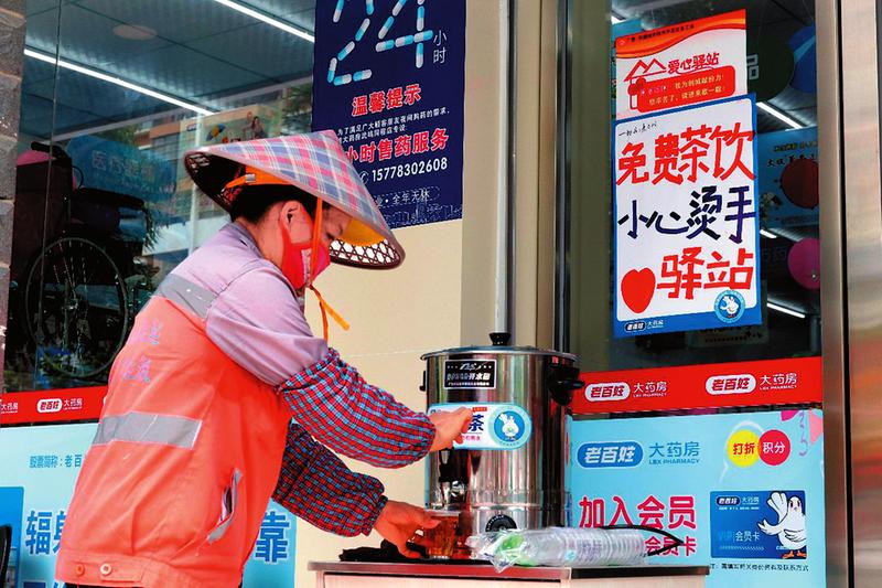 广西-东盟经开区环卫工和创城志愿者享受暖心服务