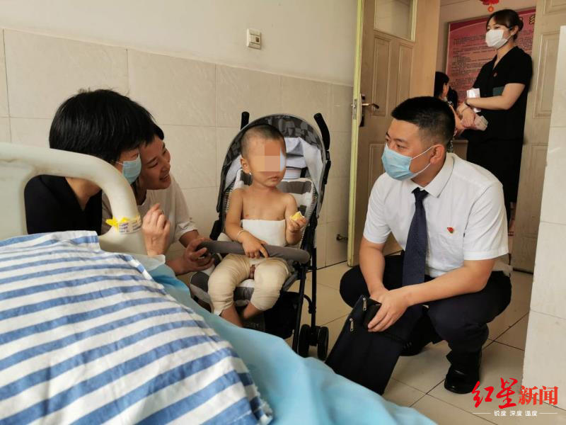 两岁男童不慎坐入汤锅被严重烫伤后续丨一爱心企业捐款近13万