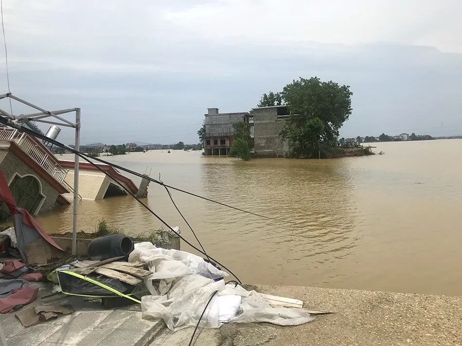 被洪水围困的人:家里还有3个孩子 你不顶住是不行的