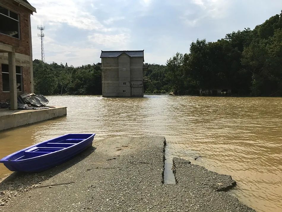 被洪水围困的人:家里还有3个孩子 你不顶住是不行的