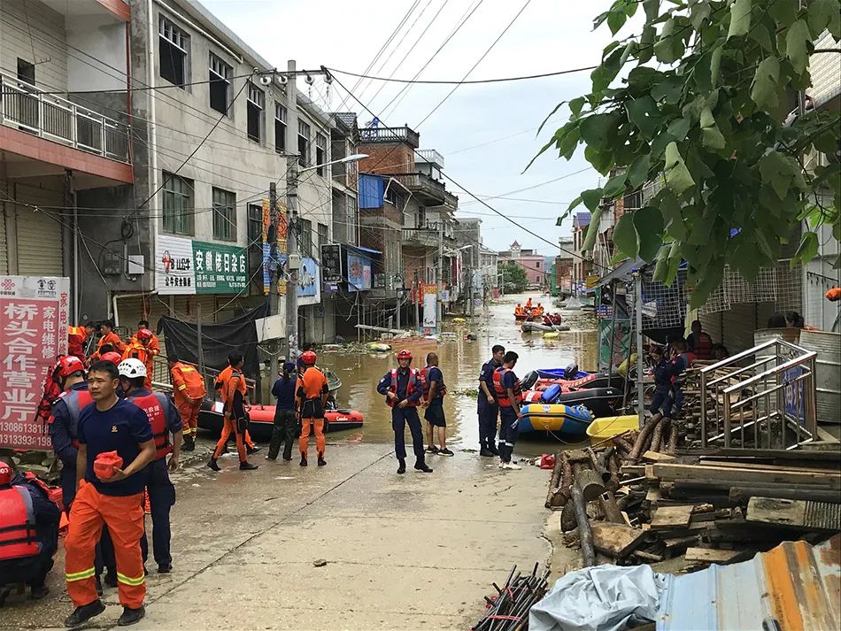 被洪水围困的人：家里还有3个孩子 你不顶住是不行的