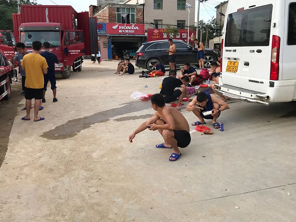 被洪水围困的人：家里还有3个孩子 你不顶住是不行的