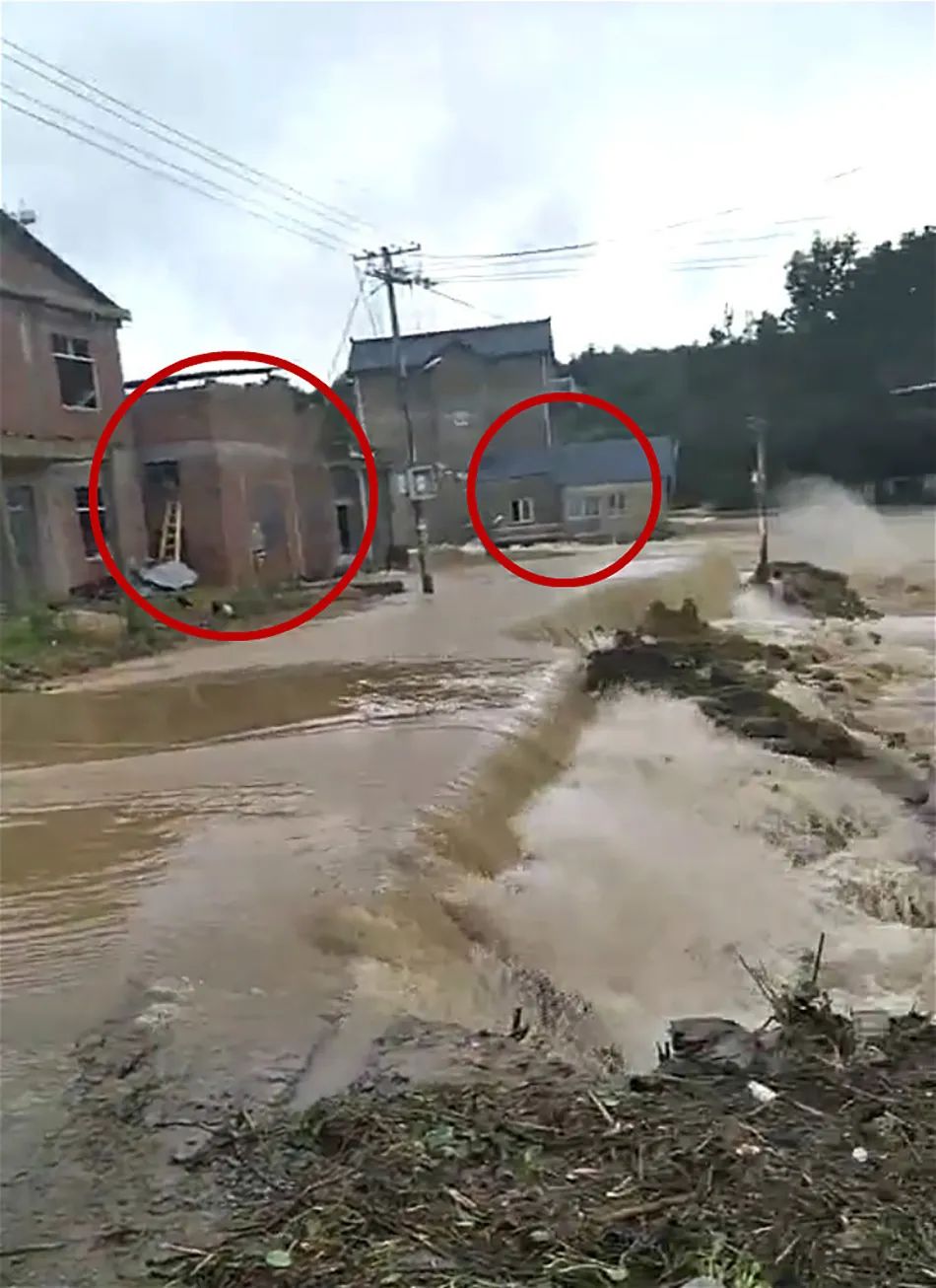 被洪水围困的人:家里还有3个孩子 你不顶住是不行的