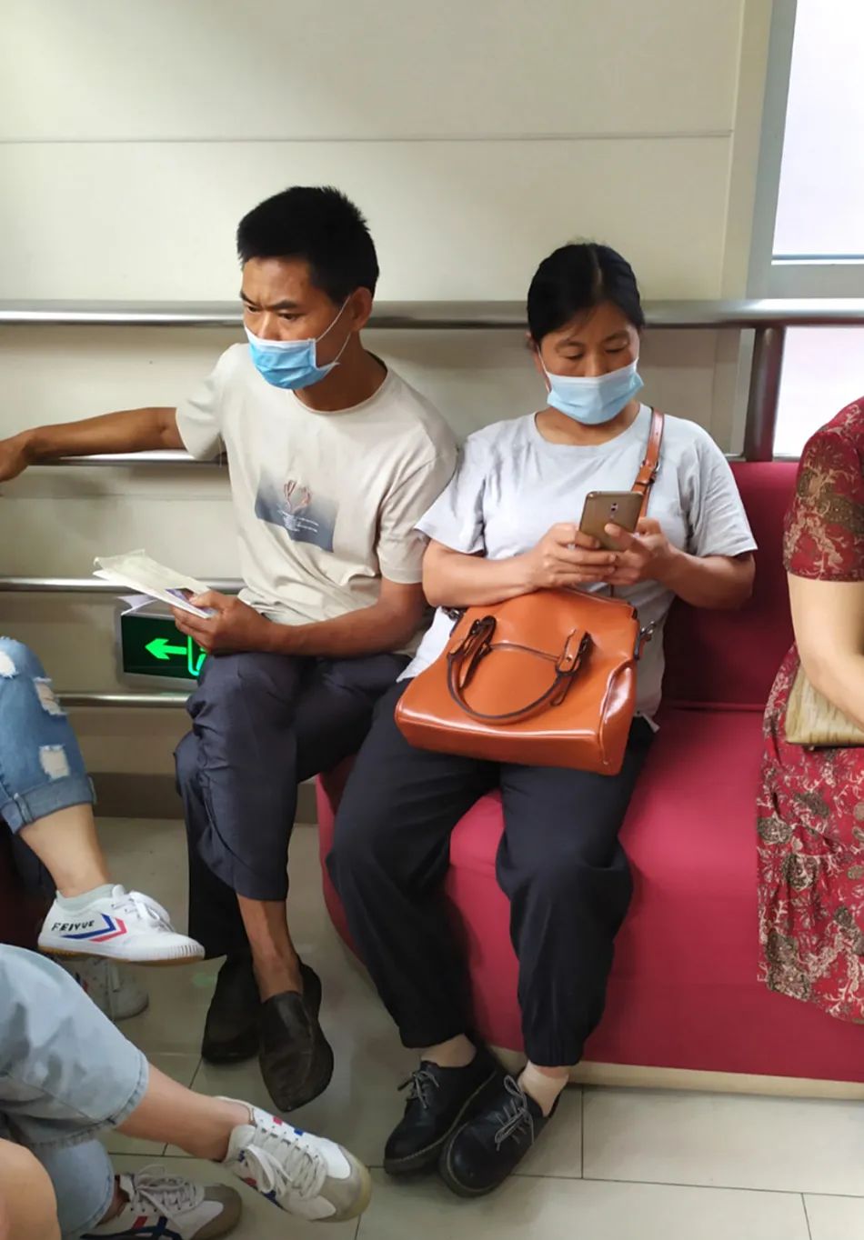 被洪水围困的人：家里还有3个孩子 你不顶住是不行的