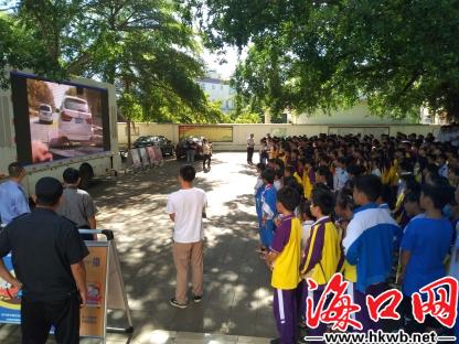 海口公安交警开展“一盔一带”宣传进校园活动