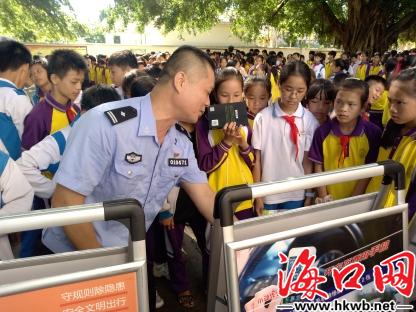 海口公安交警开展“一盔一带”宣传进校园活动