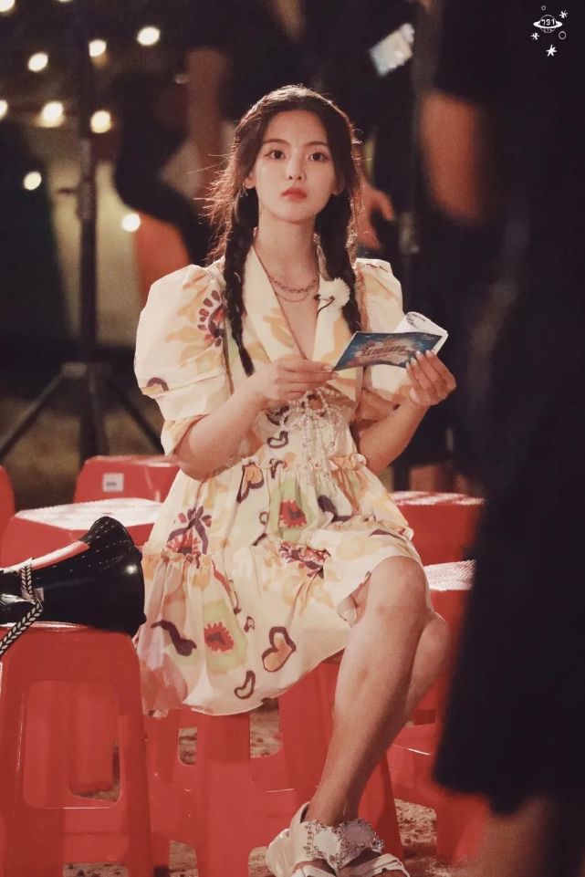 火箭少女101解散杨超越穿公主裙配双麻花辫造型颜值越来越高