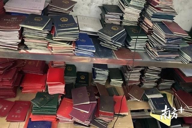 可园网格员协助破获假证制作窝点,现场查获假证5万余份
