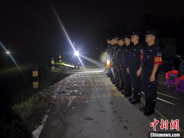 安徽和县:干部群众24小时值守巡堤 迎战洪峰过境