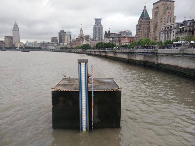 上海外滩水位已高于路面?东海航海保障中心:拍摄角度问题,离警戒线远着呢