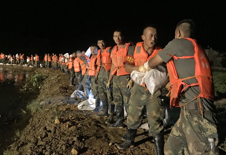 官兵在军歌声中排险。