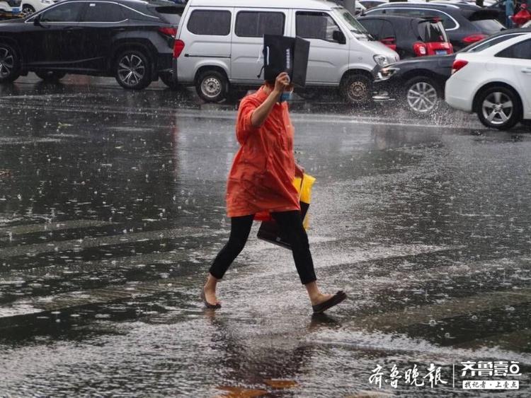 疾风骤雨突降济南,雨中人奔跑千姿百态