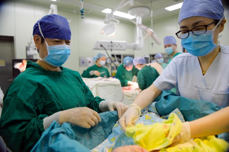 因罕见遗传病兄弟俩5次丧子 在遗传医学的救助下两家庭迎来健康宝宝