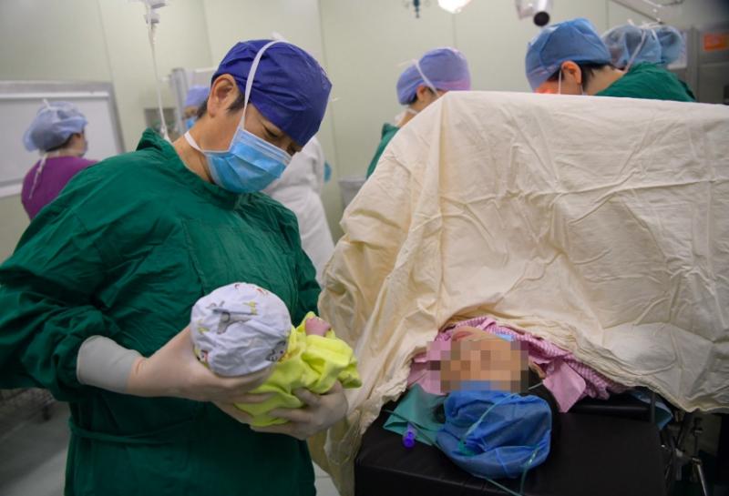 因罕见遗传病兄弟俩5次丧子 在遗传医学的救助下两家庭迎来健康宝宝