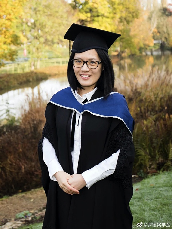 侯逸凡于2017年获罗德中国奖学金,2018年入读牛津大学(图为牛津毕业照)。
