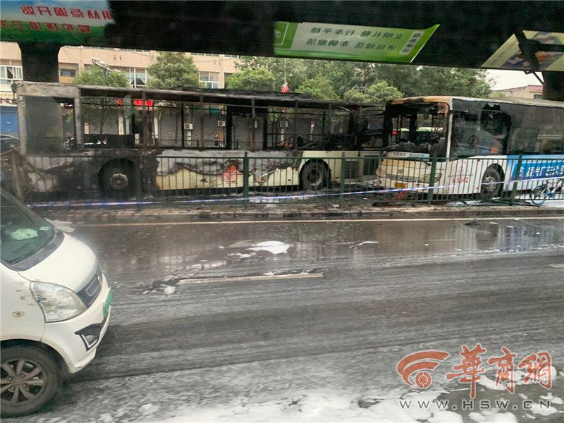 西安一公交充电站发生火情 多辆公交车起火被烧成空壳