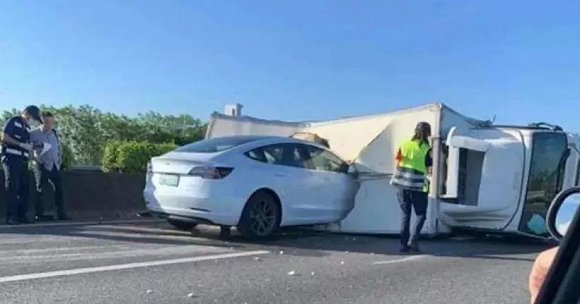 股价上天但问题频出的特斯拉，该踩踩“刹车”了