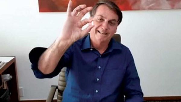 博索纳罗在社交媒体上直播服用羟氯喹。 视频截图