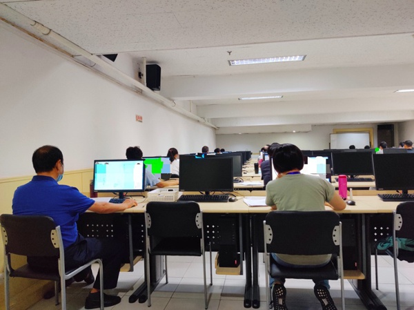 直击北京高考评卷现场:防疫措施严格,语文已现满分作文