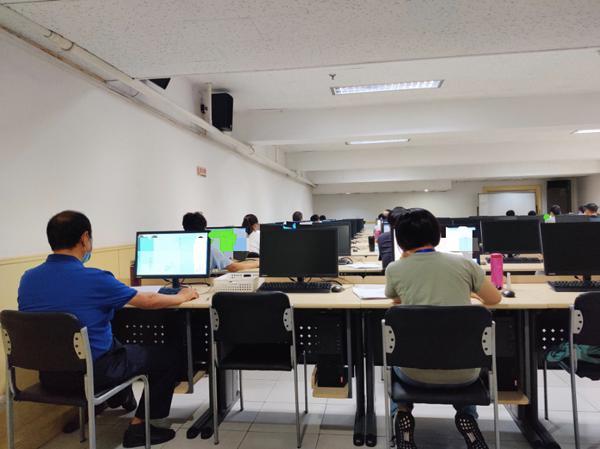 直击北京高考评卷现场:防疫措施严格,语文已现满分作文