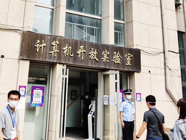 直击北京高考评卷现场:防疫措施严格,语文已现满分作文