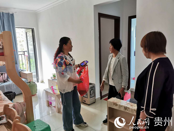 贵州大方:移民安置点的贴心支书