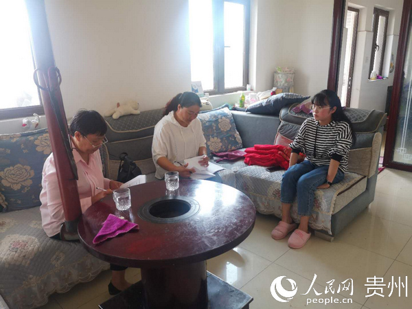 贵州大方:移民安置点的贴心支书