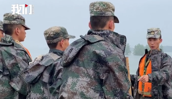 身为副班长的付海洪正在给战友布置任务。