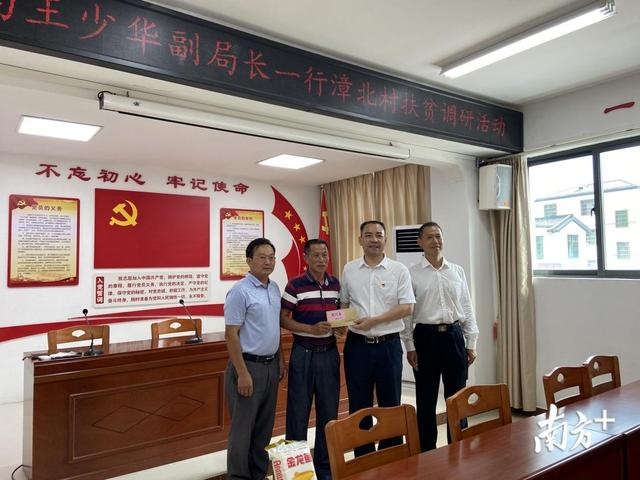 省市场监督管理局副局长王少华率队赴大埔漳北村开展扶贫慰问活动