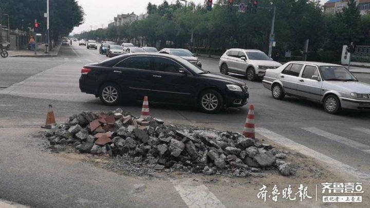 新闻啄木鸟||十字路口建筑垃圾堆放20余天