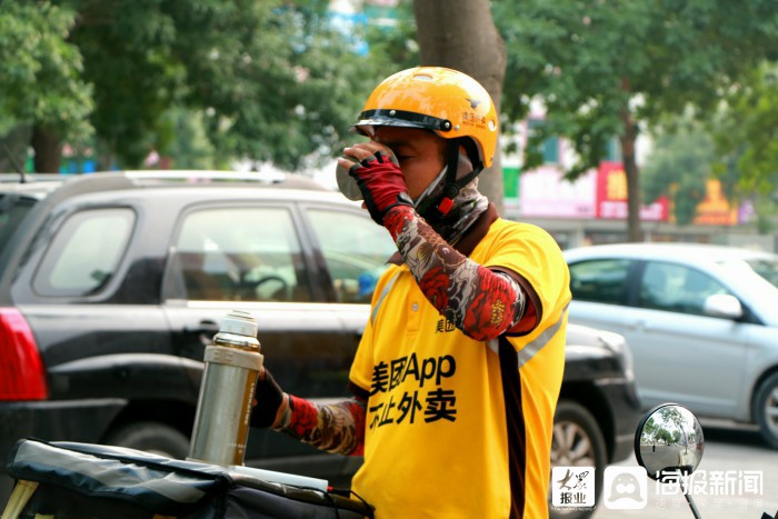 高温下的坚守|外卖送餐员:烈日下与时间赛跑