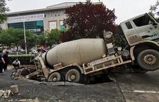 半个月两次路面坍塌,预防地陷岂能如此不上心