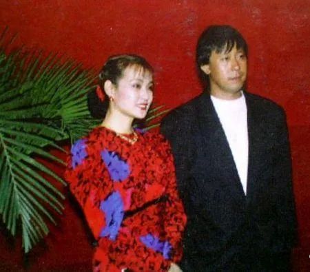 64岁刘晓庆戴大翡翠项链豪车晒书法!老美女被批炫富争议