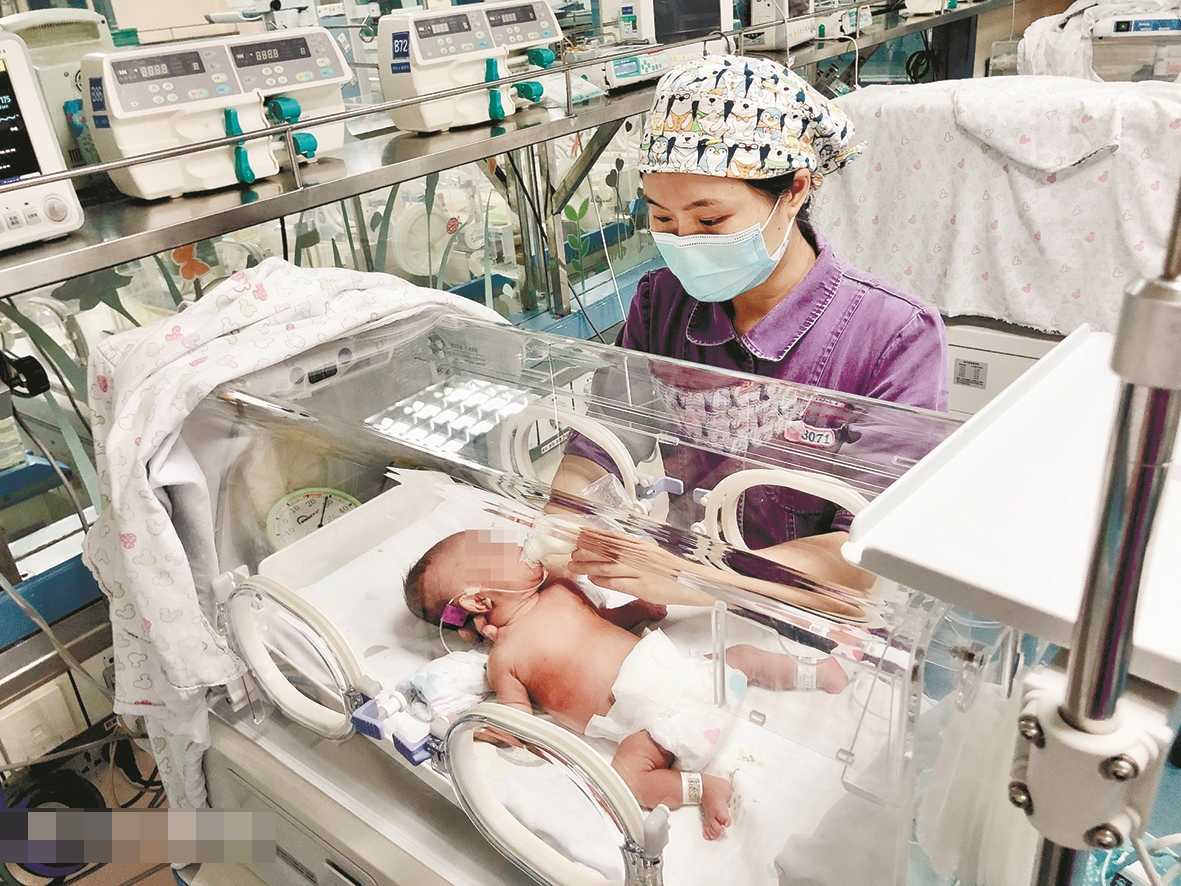 早产龙凤胎姐姐患先心病 医生温箱旁为女婴成功“补心”