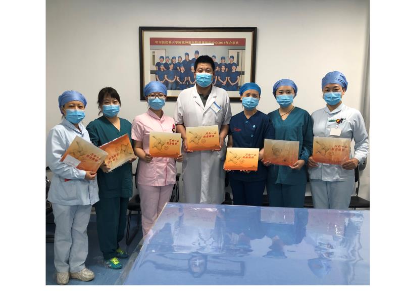农投食品联合中国邮政总局向抗疫医务人员捐赠《万众一心 抗击疫情》定制邮册