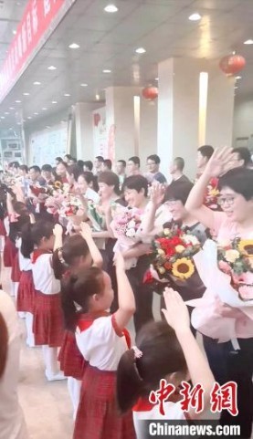 演出前向医护人员献花。山西省话剧院供图
