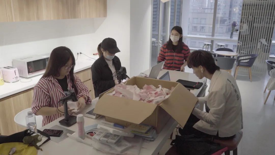 跟拍氪金粉丝的日常:女团养成游戏的快感与迷失|正午