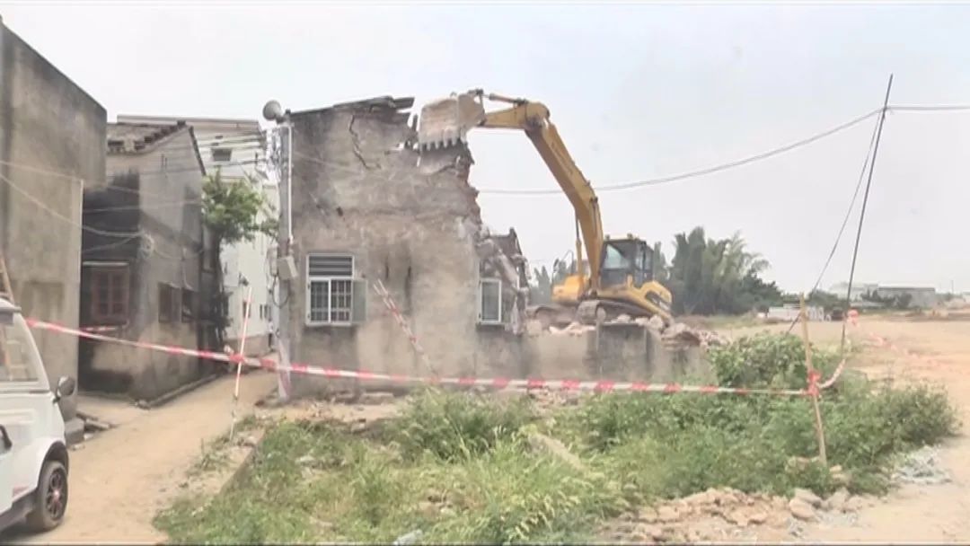 【街市】澄海这两个镇拆迁面积超过4000平方;网红木棉树树被雷电雨劈掉一半;潮汕某水库再现四百多年明朝古村落遗迹;